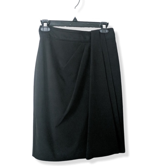 Black skirt w asymmetrical pleats - Picture 1 of 3